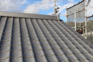 葺き替えた三州陶器瓦（いぶし）