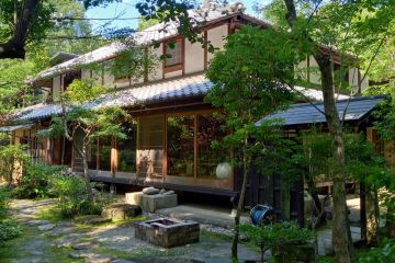 竣工後15年経ちました。庭の緑が美しいです。