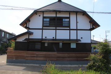 東面の塀は低めです。