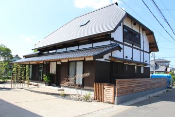 南側通りから見た外観です。兜造りの屋根が周囲に威圧感を与えてません。