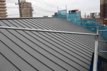 先に屋根をガルバリウム鋼板で葺き替えました。いぶし瓦の様な色青です。