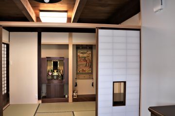 玄関から見た和室4畳半です。床の間と仏壇を組み込みました。