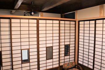 1階4畳半は大引き天井で低いです。既存の大引きと杉板