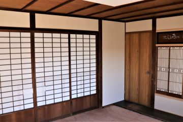 既存の2階和室、既存の書院障子を吹き抜け側に転用しました。