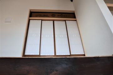 吹き抜けに2階和室の書院障子が見えます。