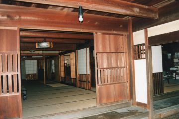 三河古民家らしい中抜きの板戸