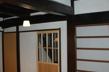 内部の腰つきガラス戸も手作りです。