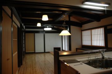 キッチンからダイニング、リビングを見ています。