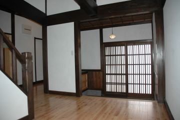 ホールから玄関を見ています。床は無垢の楢のフローリング