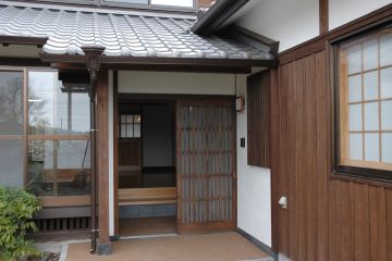 玄関は手造りの木製引き違い戸