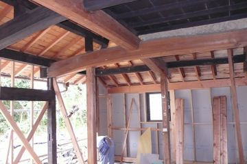 新しい間仕切りの柱を立てる