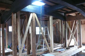 布基礎、土間コンクリートを打ち、土台を入れて筋交いの耐震補強