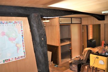 手斧仕上げの欅大黒柱