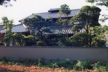 南側の塀越しの外観