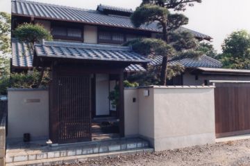 北側玄関側の外観、日本の風景を造りました。