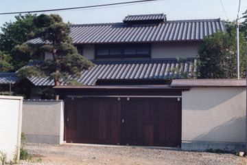 2階屋根には煙出し、リビング囲炉裏が有ります。