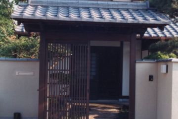 引き違いの格子戸の門