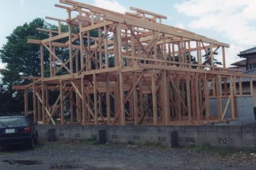 桁、梁、母屋まで米松のピーラー材です。