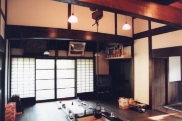 17.5畳の囲炉裏のあるリビング、関東ですから欅の大黒柱300角です。