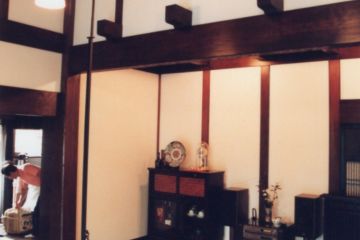 柱、梁は古色塗、壁は漆喰塗