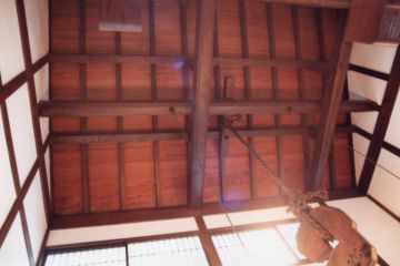 2階までの吹き抜けの天井は杉板張り、日本松の面取り丸太梁