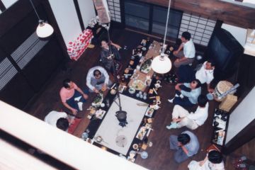 2階から見下ろしたリビング、竣工祝いを行いました。