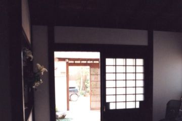 玄関は敷瓦張り