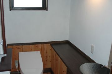 トイレも和の置き型の手洗い器