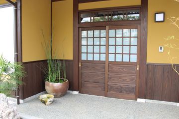 外壁の色は土壁聚楽の色です。