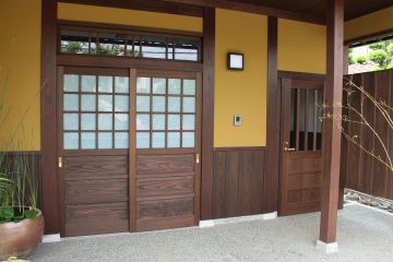 古民家の木製引き違い戸、お店の入り口らしく障子部分の割り付けは大きめです.