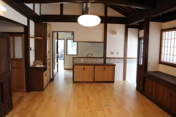 新しく増築した住居のリビングダイニングです。