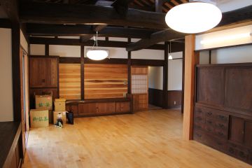 古民家の様に松丸太梁を見せました。