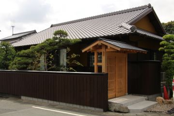 平屋のいぶし瓦葺きです。