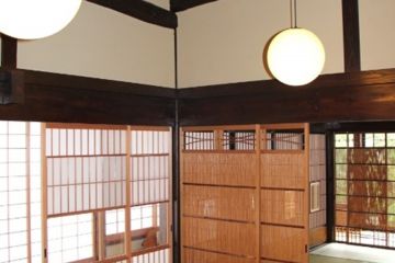 旧の座敷を吹き抜けとしました。手斧斫の丸太梁が見えます。