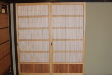新しく作成した大坂障子です。格子が細かいです。