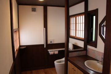 障子の入った和風のトイレです。