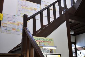 既存の階段もオスモ塗装の古色塗です。