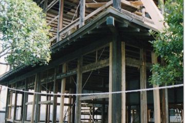 揚屋を行い南側に曳家を行いました。