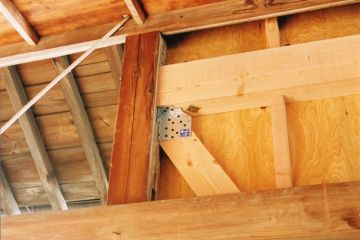 下屋の庇が羽根木の構造のため筋交いを入れるのが困難でした。途中の小梁入れ筋交いを入れる工夫をしました。この方法は他の社寺建築の補強方法にも使えそうです。