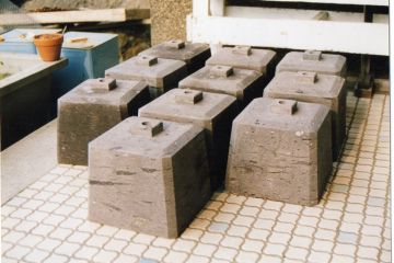 回廊の柱の沓石、地元の臼杵石で造りました。特別に配慮した形です。