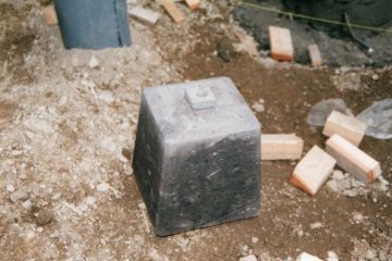 水切れの良いようにちりの部分の勾配を強く、またボルトの入る束の部分は彫り込まずに立ち上げました。