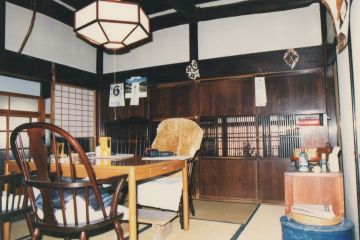 居間部分、松丸太の梁が見えます。