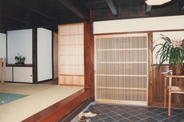 町家の雰囲気を残した玄関土間、敷瓦張りです。