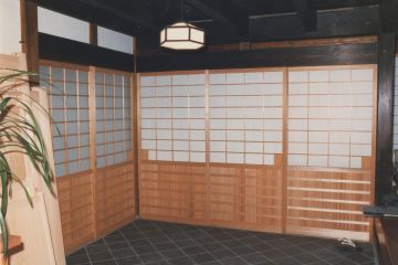 外部に面した3本引きの腰つき障子