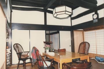 リビングは松丸太を見せています。