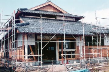日本瓦を葺き終えた外観です。いいですね