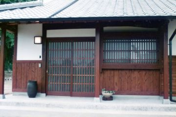 玄関は木製の引き違い戸