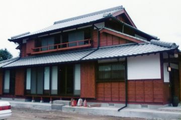 南側外観、切妻の日本瓦葺き、木部は弁柄色のキシラデコール塗装
