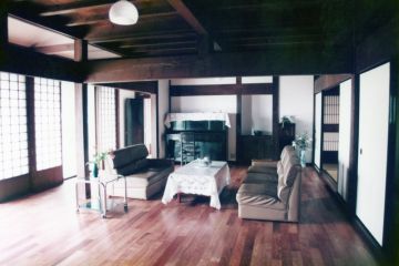 リビングは元々の畳の部屋を板張りとしました。センダンの木の差し鴨居が美しいです。
