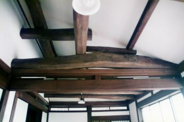 2階の部屋は梁を見せた吹き抜けです。